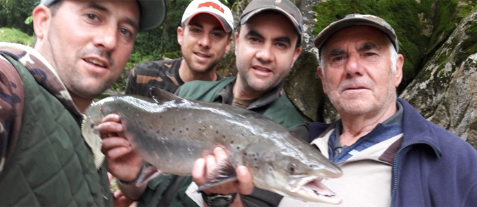 La familia Rojo Gonzlez pesca un salmn de 4,8 kilos en el Pas