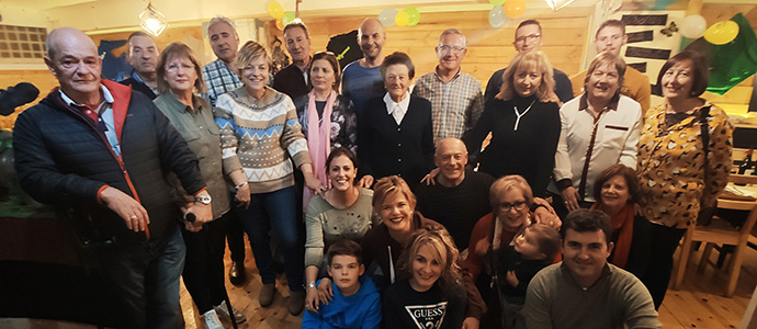 Familiares y amigos de Mara del Mar Ruiz Vegas celebraron su jubilacin y cumpleaos