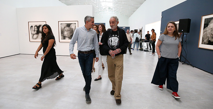 Las 'Fantasas en el Prado', del fotgrafo Alberto Garca-Alix, se exponen en las Naves de Gamazo