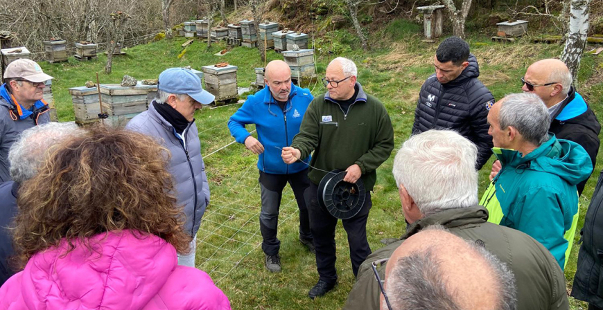 FAPAS muestra a los apicultores campurrianos cmo proteger sus colmenares de los osos