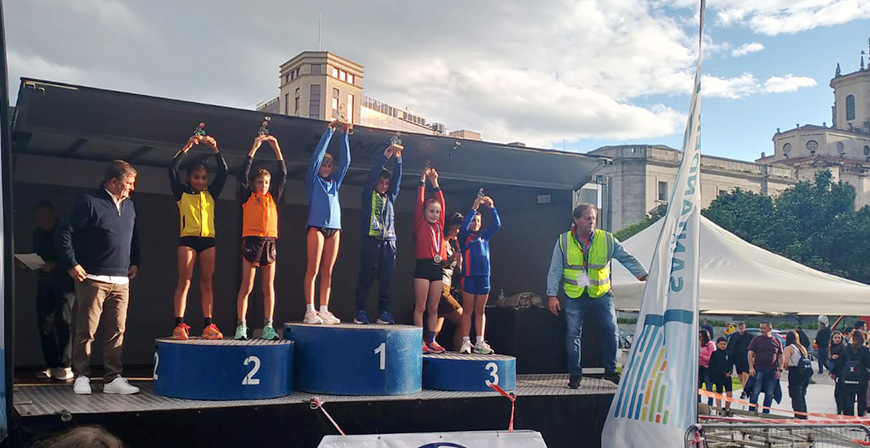 Farid Naghamouch y Lara Cuevas se suben al podio en la IX Milla Urbana de Santander