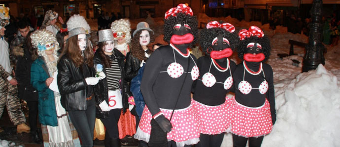Festejos organiza un taller de complementos de carnaval