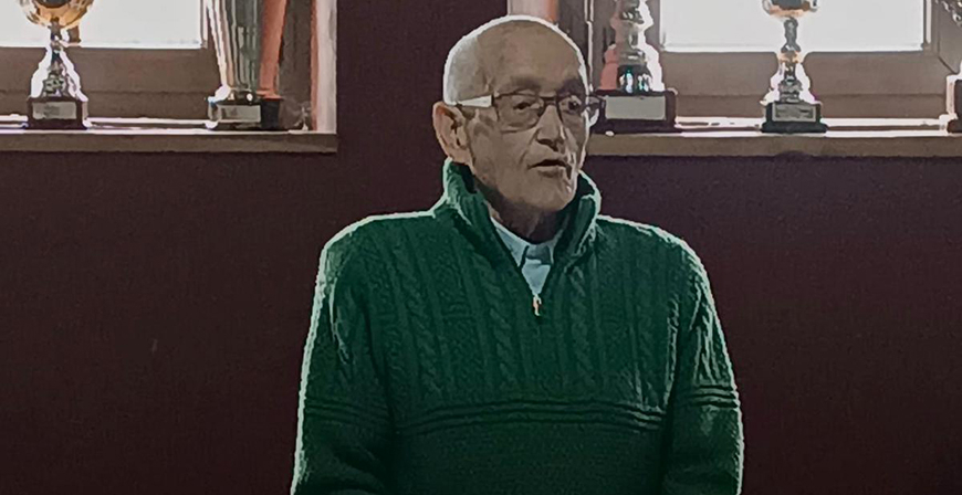 Fidel Gonzlez regala un rabel a la Asociacin Cultural y Deportiva de Proao