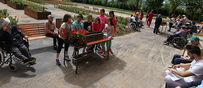 Flores y juegos tradicionales para fomentar la convivencia intergeneracional