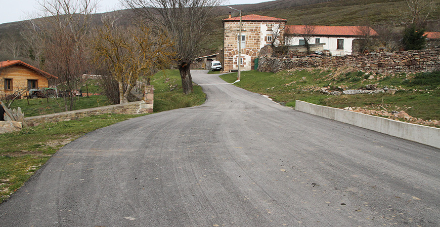 Fomento invierte ms de 107.000 euros en el asfaltado de tres viales en Valdeolea 