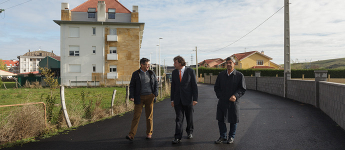Francisco Rodrguez visita la mejora de viales en Campoo de Enmedio