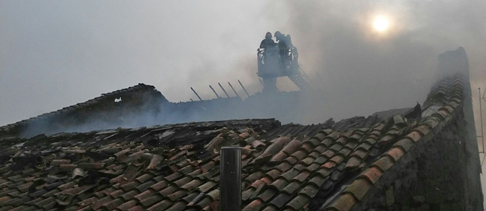 El fuego arrasa una cuadra con pajar en La Poblacin