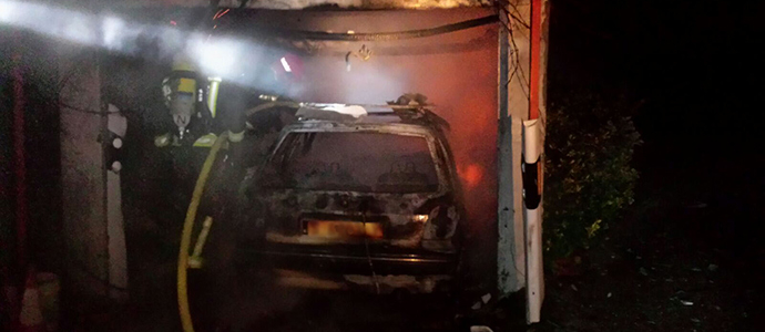 El fuego arrasa un garaje de Iruz