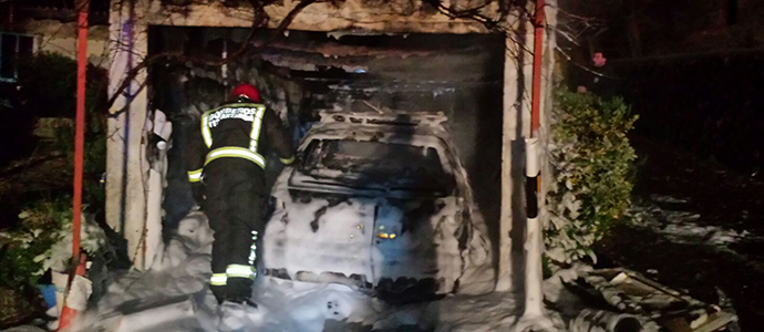 El fuego arrasa un garaje de Iruz