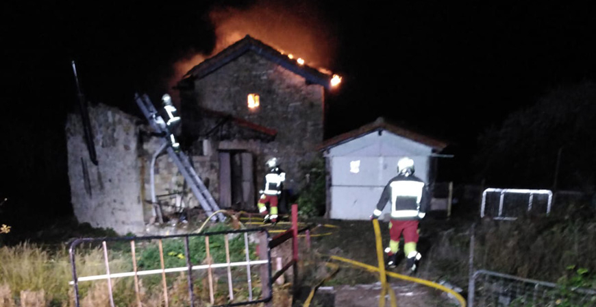 El fuego arrasa un molino de Campoo de Enmedio