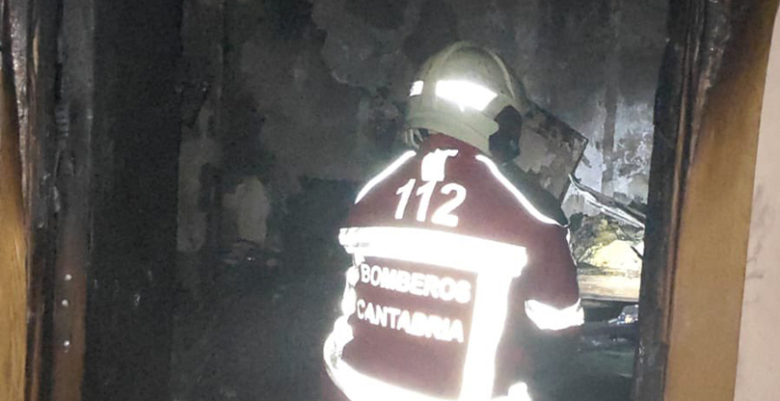 El fuego arrasa una vivienda de la calle Real de Matamorosa