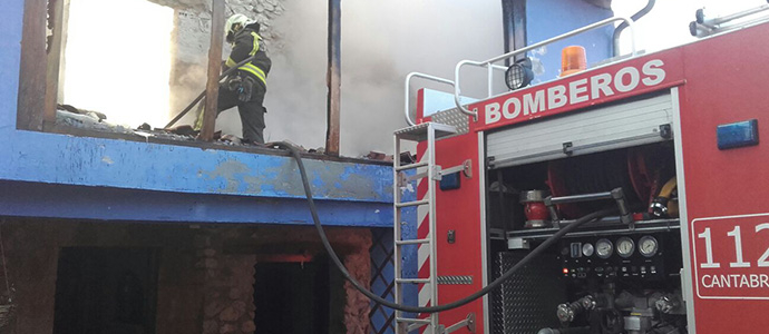 El fuego arrasa una vivienda en Udas