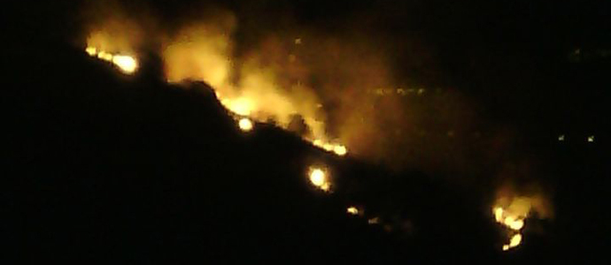 El fuego arrasa una zona de monte bajo entre La Mia y Fresno del Ro