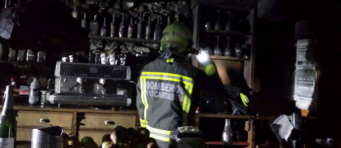 El fuego causa daos en un local hostelero de San Mams de Meruelo