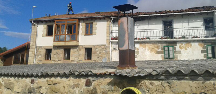 El fuego devora una vivienda y dos pajares en Quintanamanil
