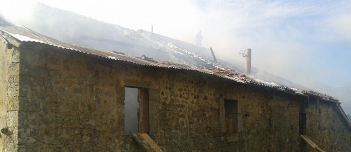 El fuego devora una vivienda y dos pajares en Quintanamanil