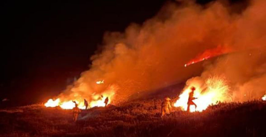 El fuego en Pea Vejo-La Lastra (Tudanca) obliga a cortar tres kilmetros de la CA-281