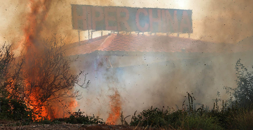 El fuego pone en riesgo varias naves en Reinosa