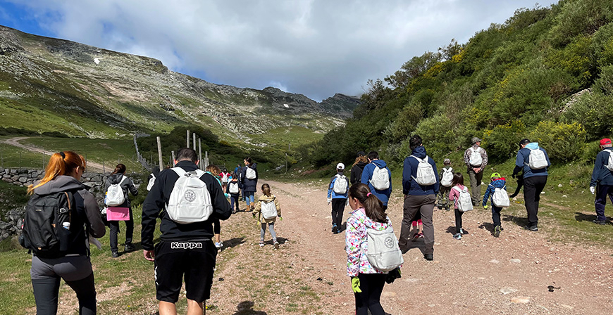 Gamesa Electric limpia la basuraleza de Alto Campoo