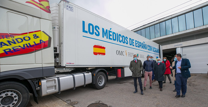 El Gobierno de Cantabria carga en Reinosa un triler con material sanitario para Ucrania