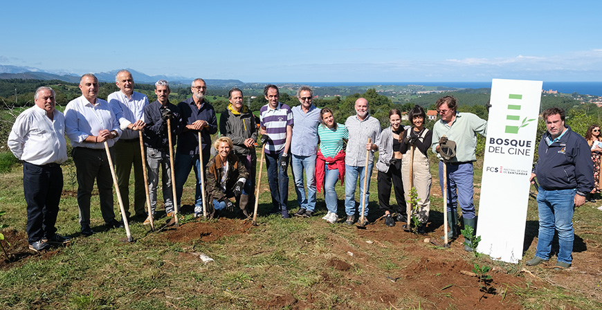 El Gobierno de Cantabria con el equipo de la película 'Campeonex' se suman a la plantación de 150 árboles autóctonos en el Bosque del Cine del Festival de Santander
