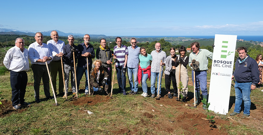 El Gobierno de Cantabria con el equipo de la pelcula 'Campeonex' se suman a la plantacin de 150 rboles autctonos en el Bosque del Cine del Festival de Santander