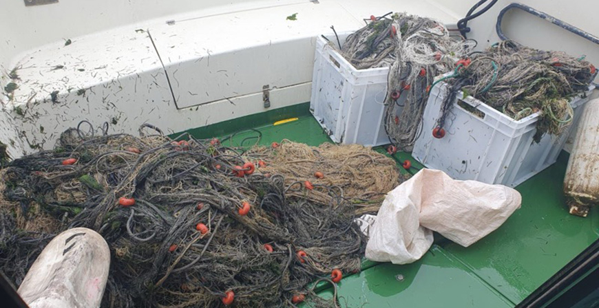 El Gobierno de Cantabria incauta 400 metros de redes ilegales en las Marismas de Santoa