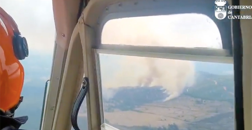 El Gobierno de Cantabria moviliza medios terrestres y a�reos para sofocar un incendio forestal en Arantiones