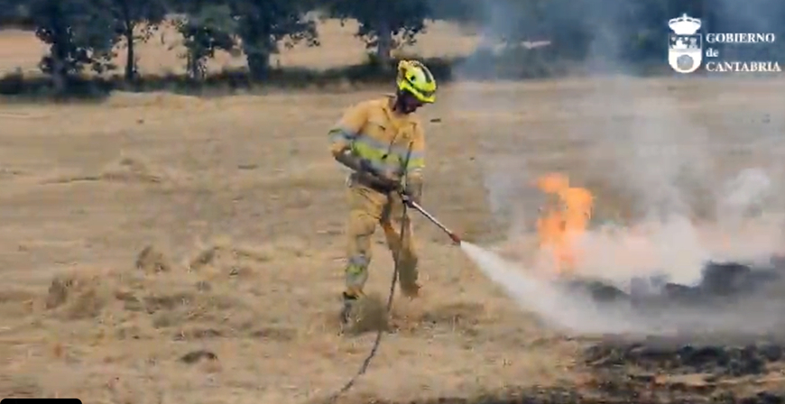 El Gobierno de Cantabria moviliza medios terrestres y a�reos para sofocar un incendio forestal en Arantiones