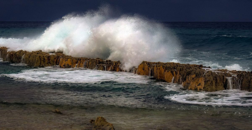 El Gobierno de Cantabria recomienda extremar la precauci�n en el litoral por la alerta roja de fen�menos costeros adversos