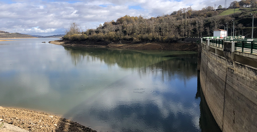 El Gobierno de Cantabria recurre a camiones cisterna para garantizar el abastecimiento a Campoo de Suso y Las Rozas de Valdearroyo