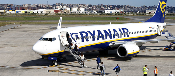 El Gobierno de Cantabria y Ryanair prorrogan cuatro aos su acuerdo de colaboracin 