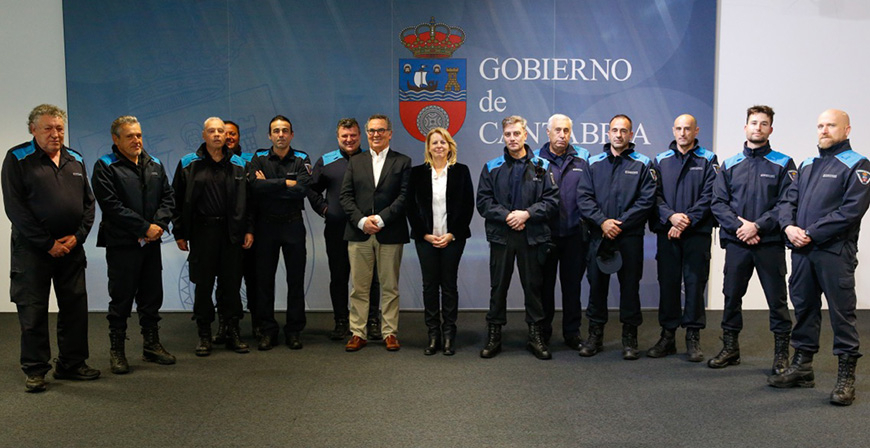 El Gobierno entrega las acreditaciones a los 15 agentes de pesca en Cantabria