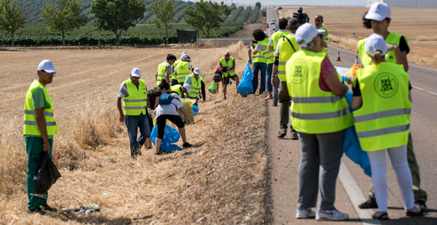 El Gobierno hace un llamamiento para no abandonar este verano residuos en las carreteras de Cantabria