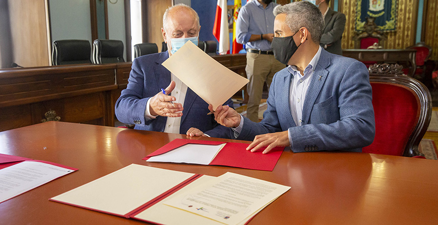 El Gobierno regional y Ayuntamiento firman un convenio de colaboracin para reparar la cubierta de las piscinas climatizadas 