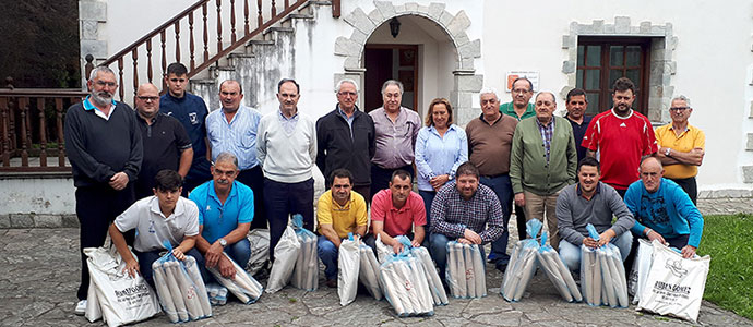 El Gobierno regional entrega varios juegos de bolos a la Federacin Cntabra