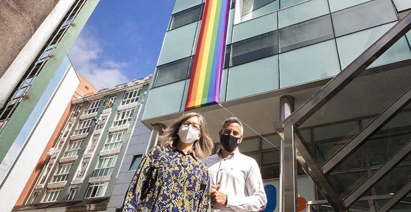 El Gobierno regional se suma a la celebracin del Da del Orgullo LGTBI desplegando una gran lona arco iris en su edificio