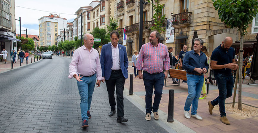Gochicoa visita en Reinosa las obras de la Avenida Puente de Carlos III