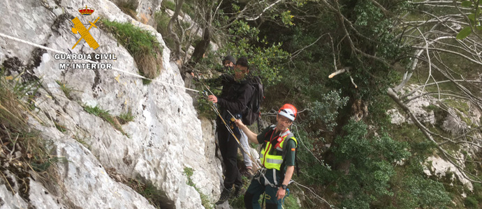El GREIM rescata a dos montaeros de 20 y 21 aos en el Desfiladero de la Hermida