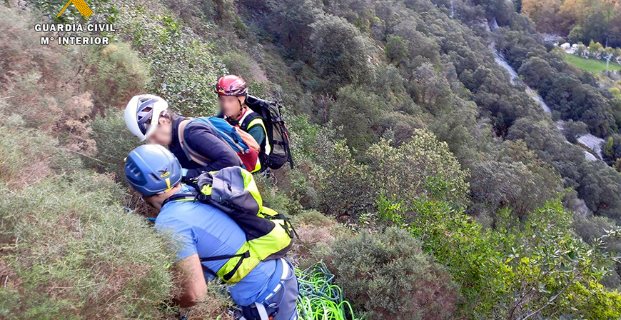 El GREIM rescata a seis personas desorientadas en la va ferrata de la Hermida