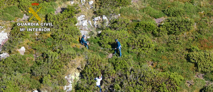 El GREIM rescata a un senderista que se qued enriscado en el Pico Paraes