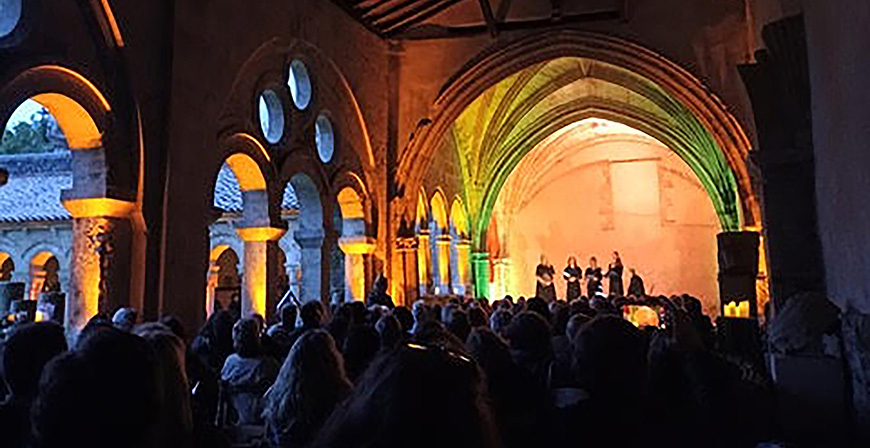 El grupo alemn 'VocaMe' llena el claustro de la Colegiata de Santillana del Mar con el concierto del ciclo 'Caminos que nos unen'