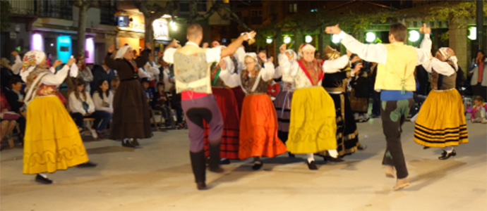 El grupo de danzas La Cagiga particip el 25 Festival de la Vendimia