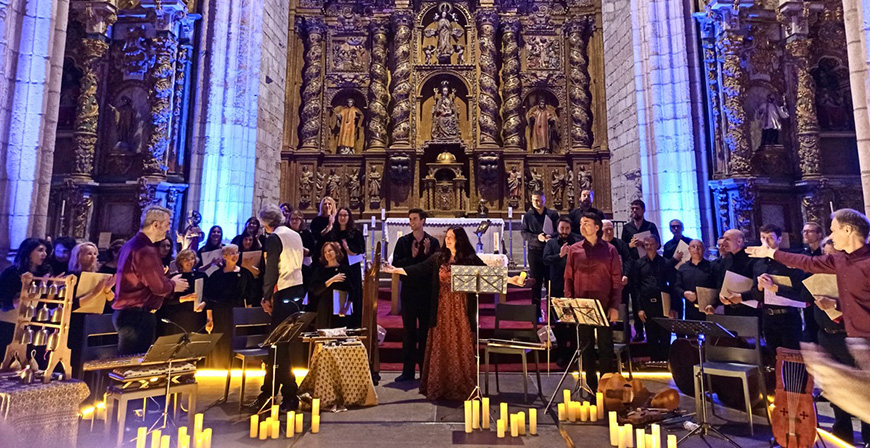 El grupo Hirundo Maris actu en la iglesia de San Vicente de la Barquera dentro del ciclo 'Caminos que nos unen'