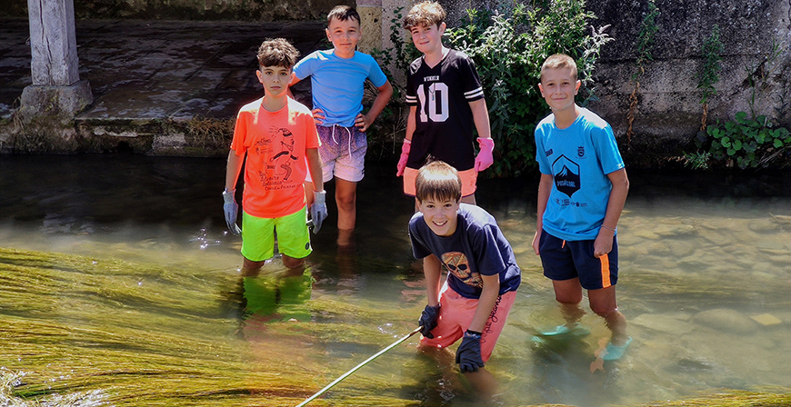 Un grupo de nios limpia el ro Ebro de 'basuraleza'