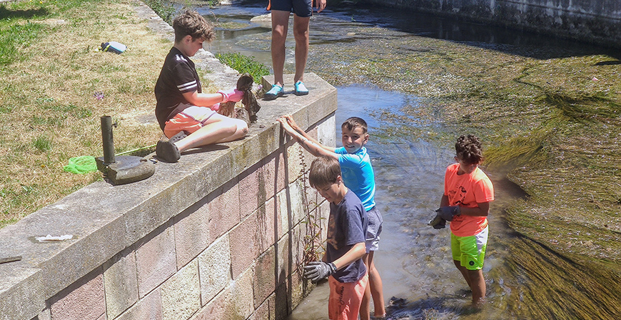 Un grupo de nios limpia el ro Ebro de 'basuraleza'