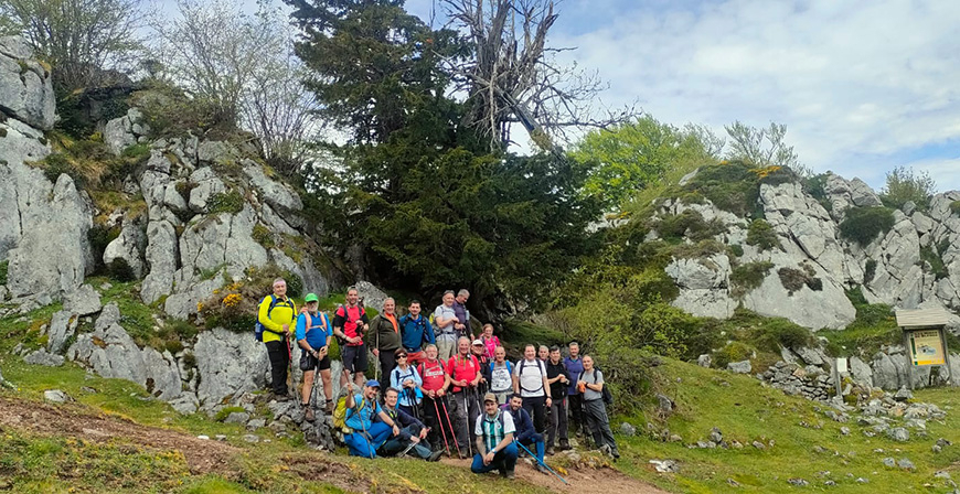 El grupo Pico Cordel desfila por La Hermida