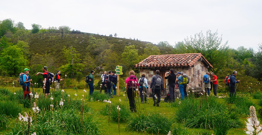 El grupo Pico Cordel desfila por La Hermida