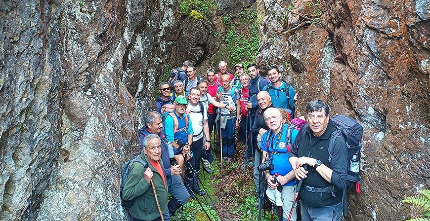 El grupo Pico Cordel desfila por La Hermida