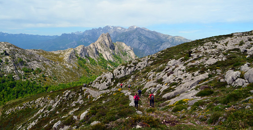 El grupo Pico Cordel desfila por La Hermida